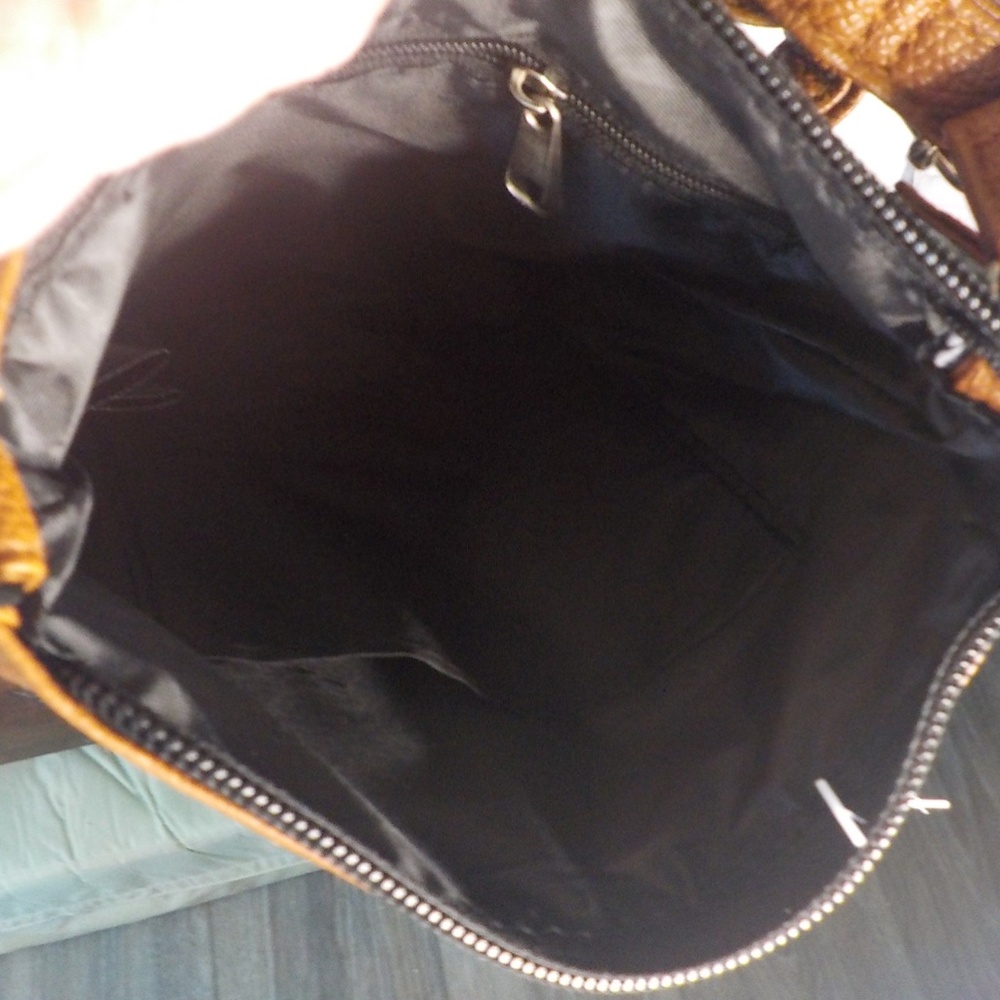 Stone Mountain Crossbody - Picture 4 of 5